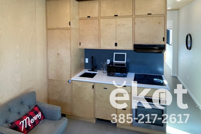 Photo - 613 Emery St W