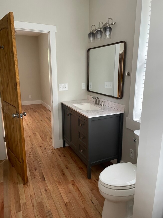 Photo - 32 Oak St NE