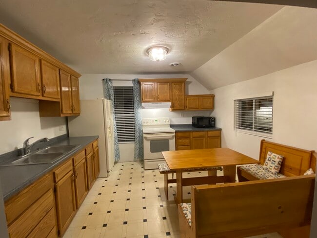 Photo - 215 E Spring St Apartamentos Unidad Upper