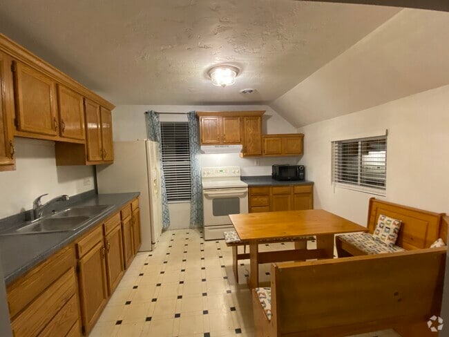 Building Photo - 215 E Spring St Unit Upper Rental