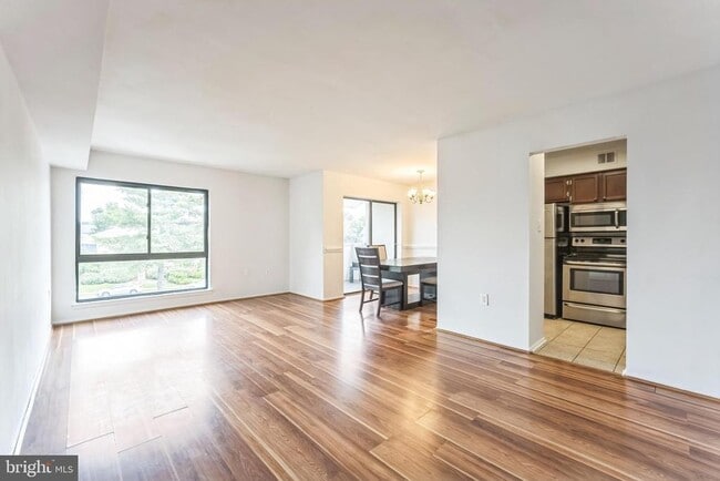 Building Photo - 5758 Village Green Dr Unit E