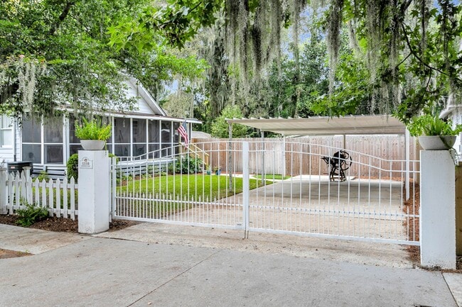 Photo - Completely Renovated Charming - 3 bedroom ...