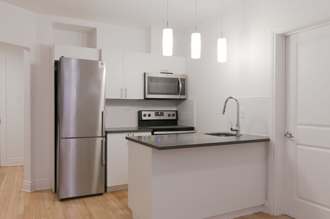 Building Photo - 3720 Chemin Queen Mary Unit 9