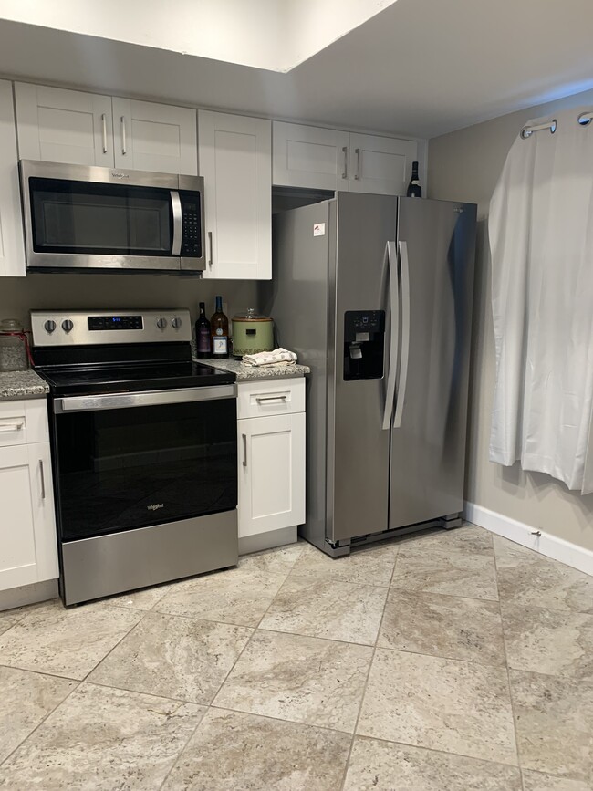 Kitchen, stainless appliances appliances. - 3571 Magnolia Ridge Cir Condominio Unidad A