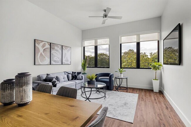 Building Photo - 5515 Humming Bird Ln Unit 308 Rental