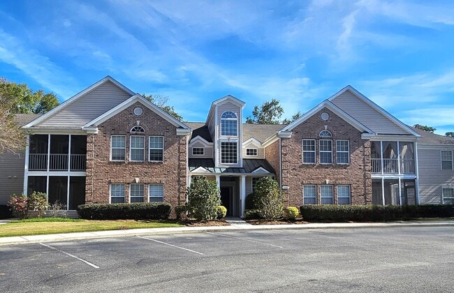 Building Photo - Beautiful 3 Bed, 2 Bath tucked away in the...