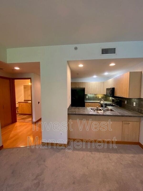 Photo - 300 W 8th St