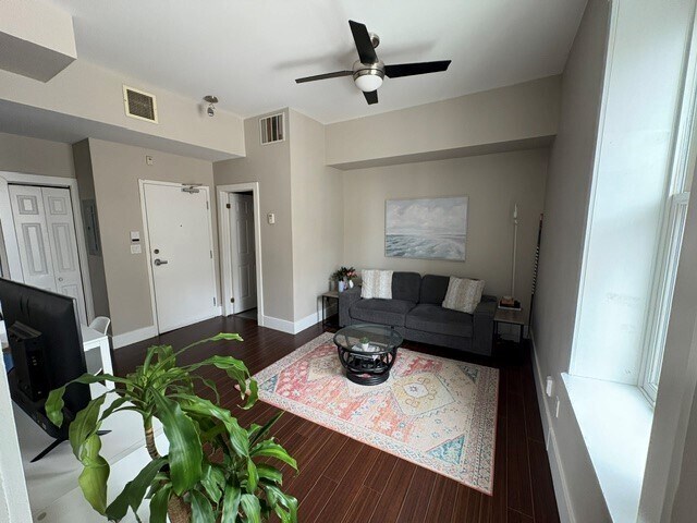 Building Photo - 73 King St W Unit 202