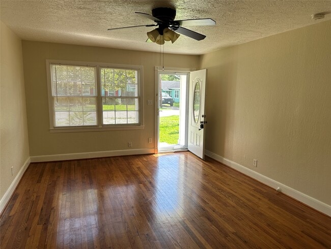 Photo - 1016 S Booth Ln