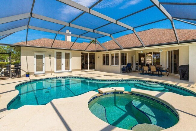 Photo - 212 SW Whitewood Dr