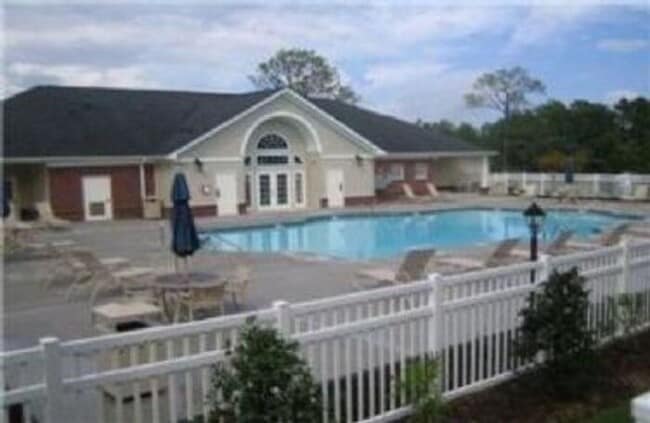 Photo - Centeral Wilmington, Minutes Novant Hospital, Down Town Point At Barlcay shops. Pool, Movie, Thea...