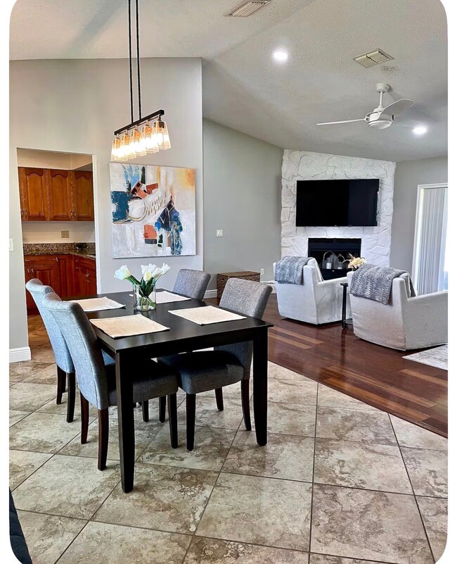 Building Photo - 5026 Oakshire Dr