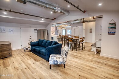 Photo - 858 E White Mountain Blvd Unidad Main