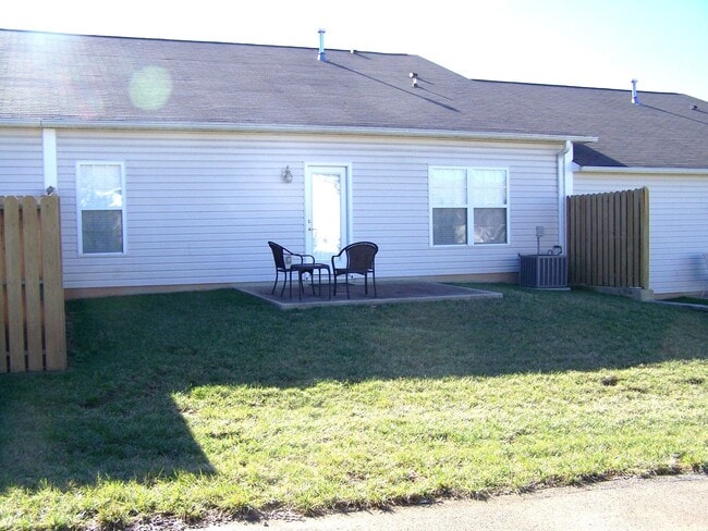 Photo - 2 bed, 2 bath, 2 car garage ranch style townhouse in N. Knoxville