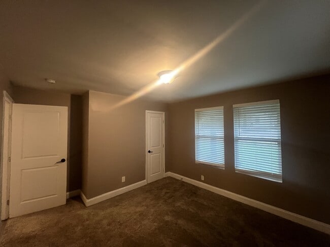 Photo - 906 Skyland St