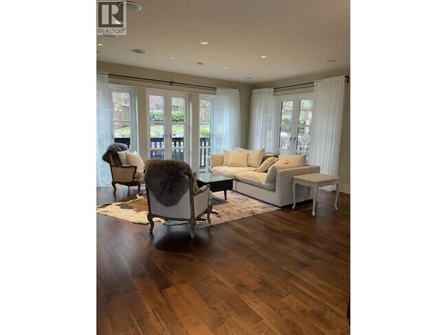 Photo - 7589 Curtis St