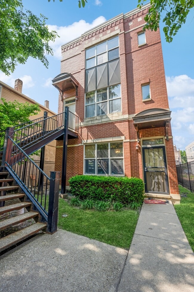 Photo - 2030 W Warren Blvd Unit 1