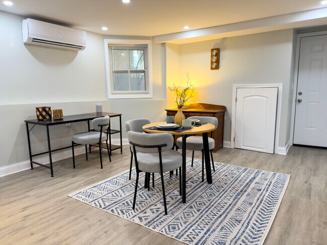 Dining and desk area - 952 N Hoyne Ave Unit 4