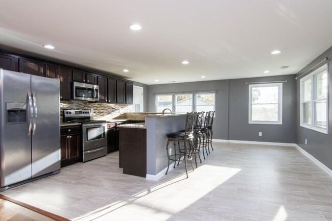 Building Photo - 3405 Pebble Dr