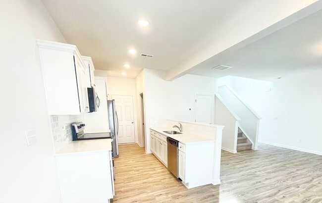 Photo - BEAUTIFUL 3 br paired home with attached garage, close to I-77 and I-40