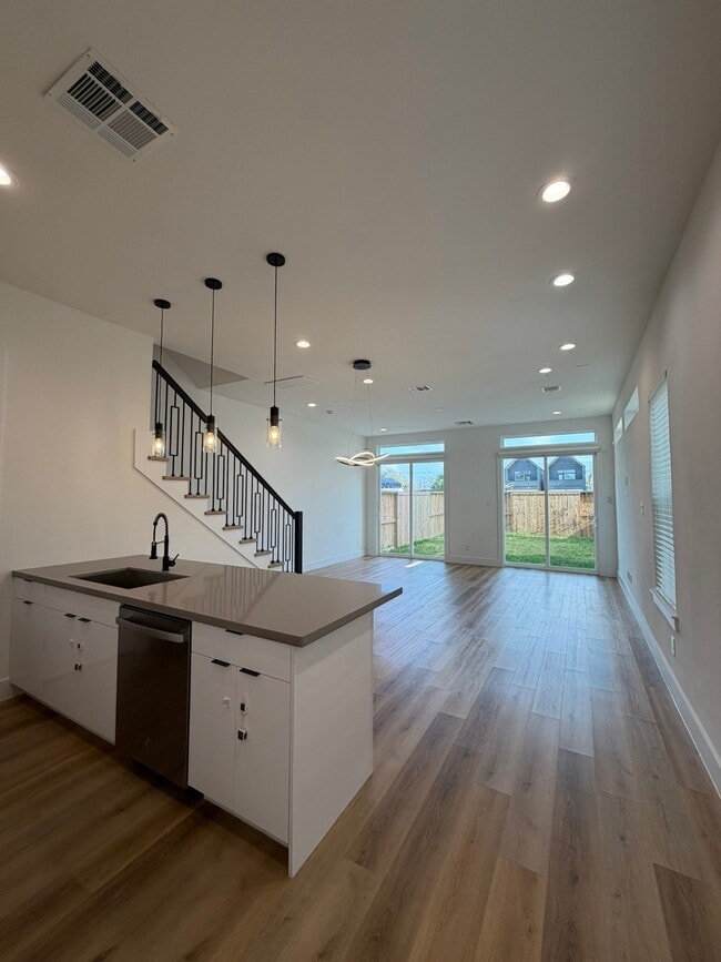 Photo - 6733 Peerless St