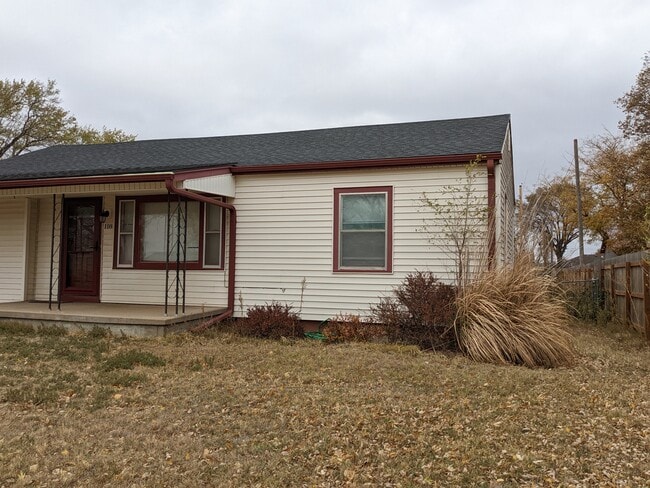 Photo - 118 W Avenue E