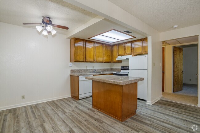 1BR, 1BA - 835SF