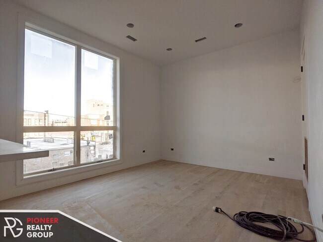 Photo - 1060 W Cornelia Ave Apartments Unit #302
