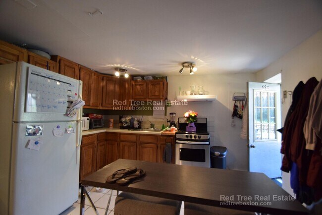 Photo - 680 Parker St