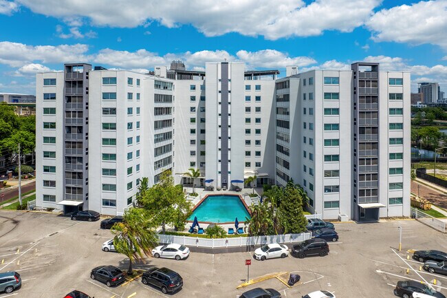 20 S Lucerne Cir W Orlando, FL 32801
