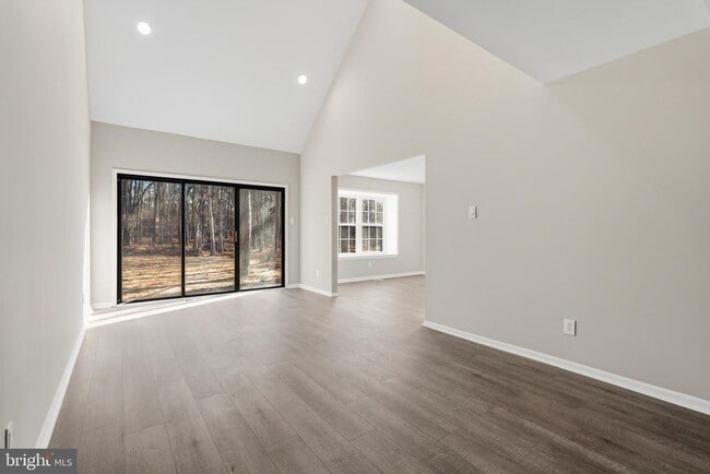 Photo - 221 Oak Ln