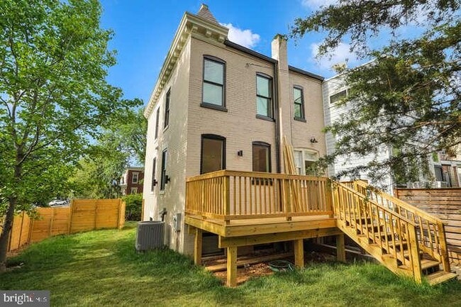 734 Taylor St NW