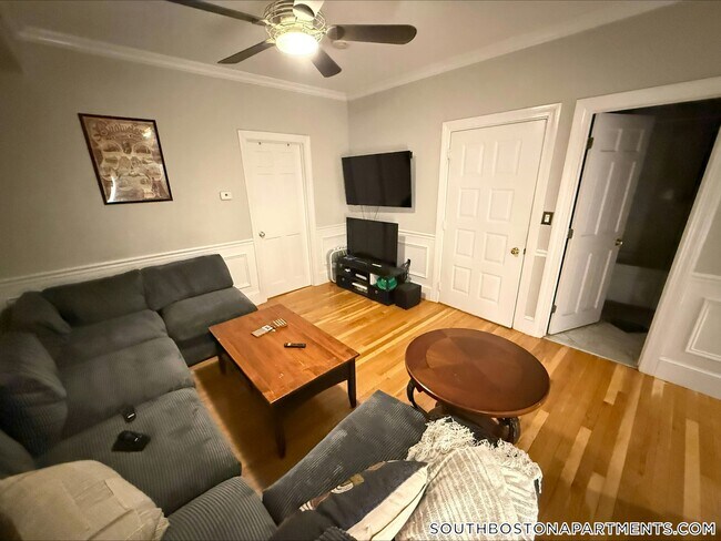 Photo - 868 E 2nd St Unidad 1