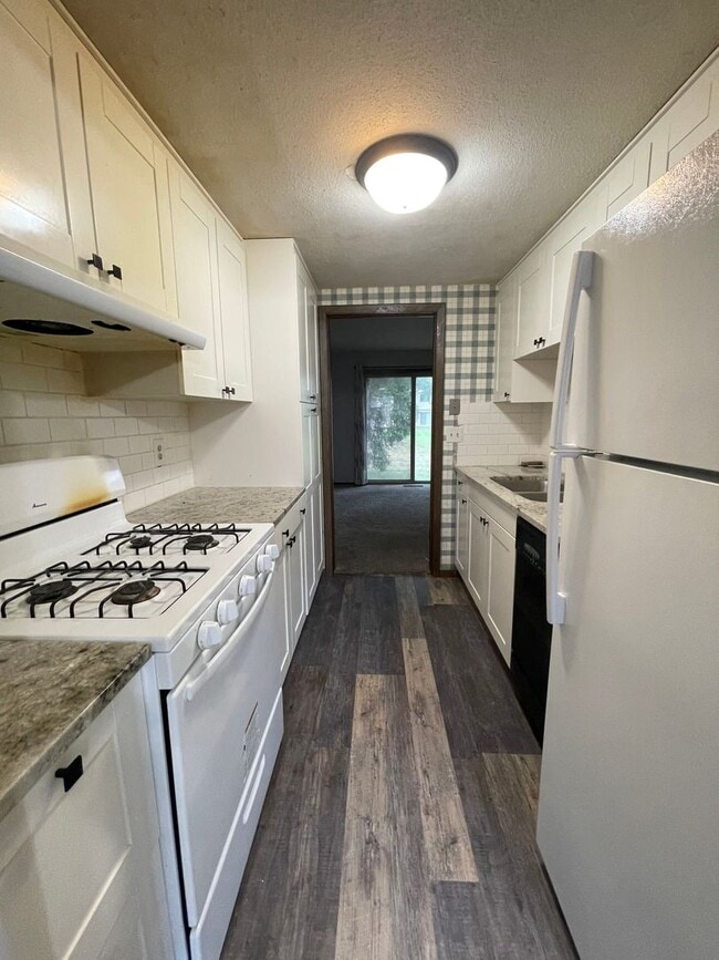 Photo - Spacious 3 BR / 2 BA Townhouse w/ Walkout ...