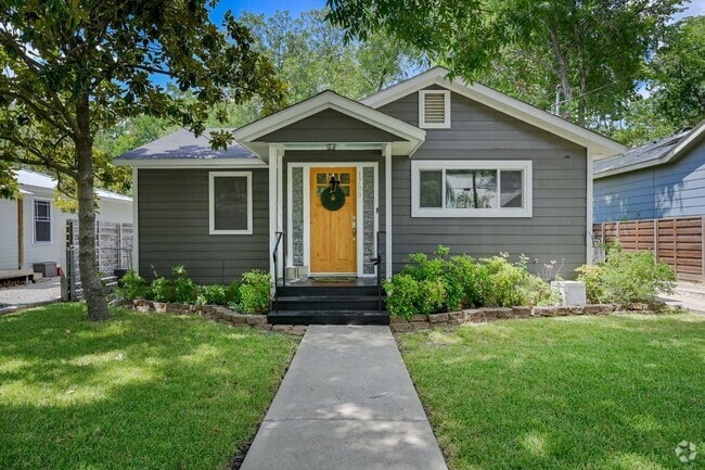 Building Photo - Unbelievable Brentwood Home + Separate Hom...