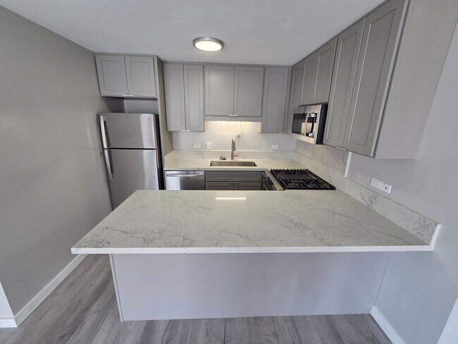 Photo - Fully renovated 1-bedroom, 1-bathroom, with 1 assigned covered parking and In-unit washer/dryer. ... Unidad 12M