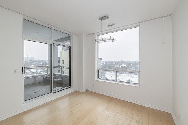 Photo - 980 Yonge St