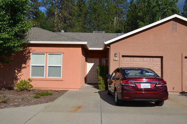 Photo - 634 Pearl Pl