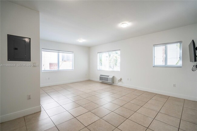 Photo - 6971 Carlyle Ave Unidad 105