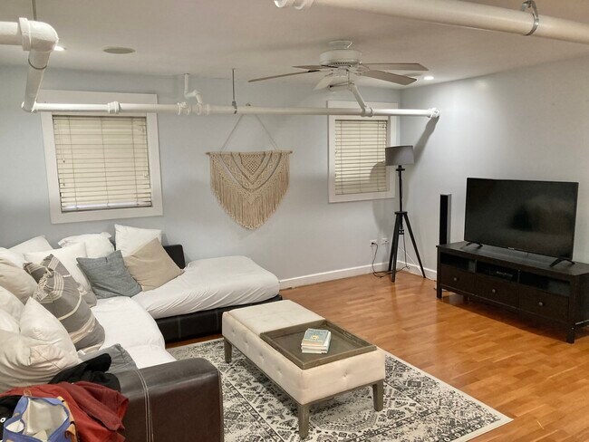 Photo - 617 W Cornelia Ave