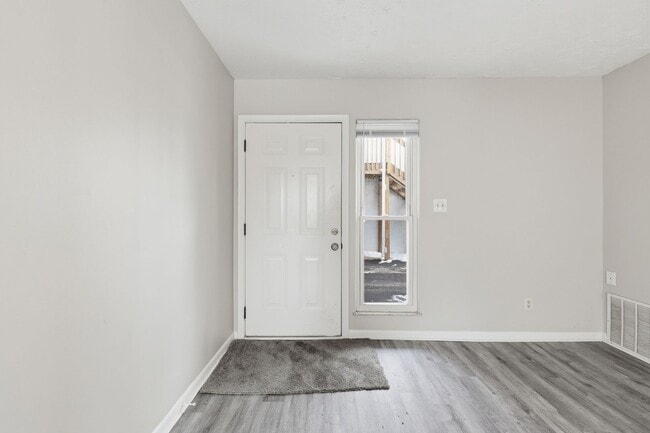 Photo - 695 Riverview