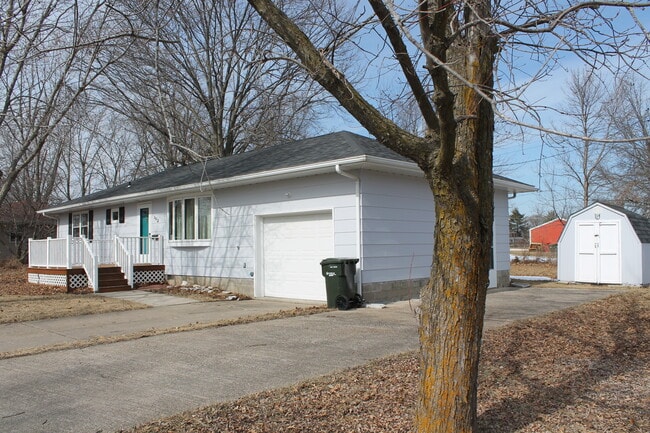 302 Hillcrest Dr