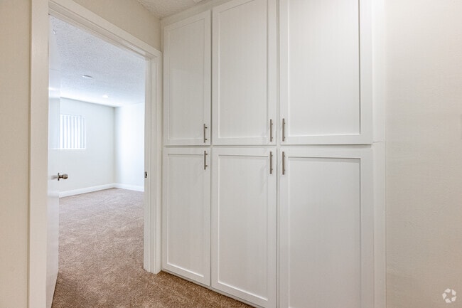 2BR, 1BA - 1,000SF - Storage