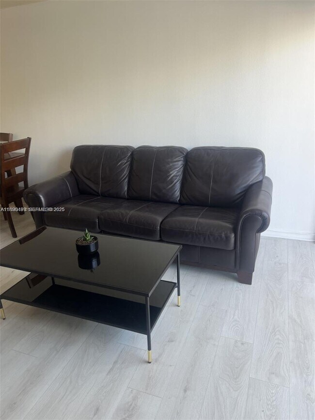 Photo - 3545 NE 167th St Unidad 205