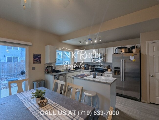 Photo - 870 Red Thistle View