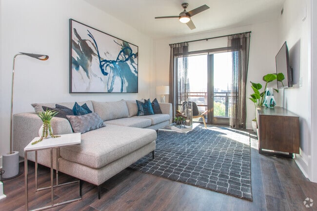 1BR, 1BA - 770SF