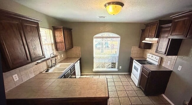 Photo - 3 bed 2 bath, great colors, furnishings and amenities! Storm Shelter! Moore Schools , call us to...