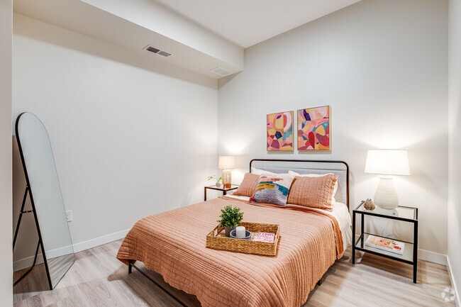 2BR, 2BA - 935SF