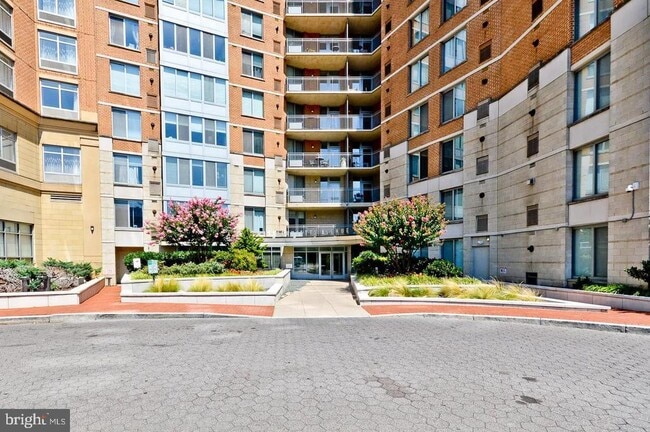 Building Photo - 555 Massachusetts Ave NW Unit 313