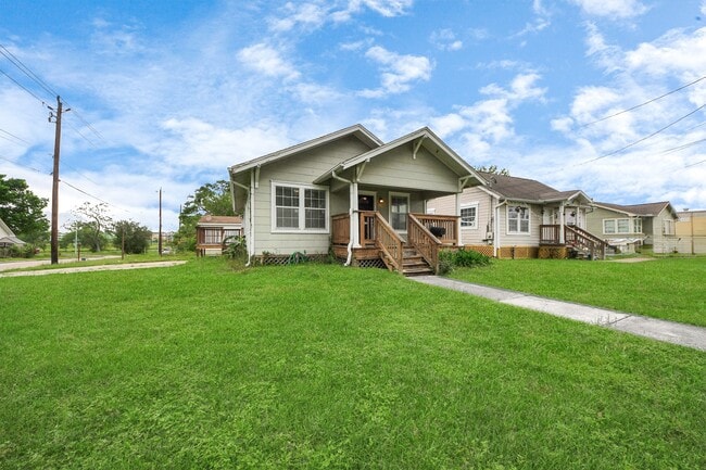 Photo - 201 W Pitts Ave